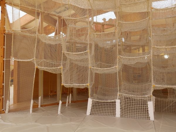 小さな子どもだと手が届かないだろうというところにロープの下端などが設置されている