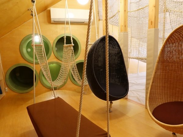 小さな子どもだと手が届かないだろうというところにロープの下端などが設置されている