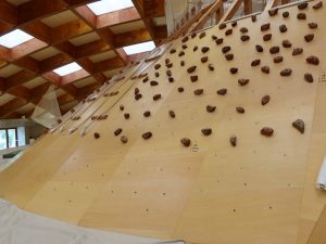 小さな子どもだと手が届かないだろうというところにロープの下端などが設置されている