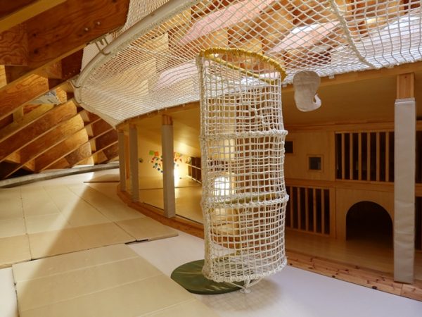 小さな子どもだと手が届かないだろうというところにロープの下端などが設置されている