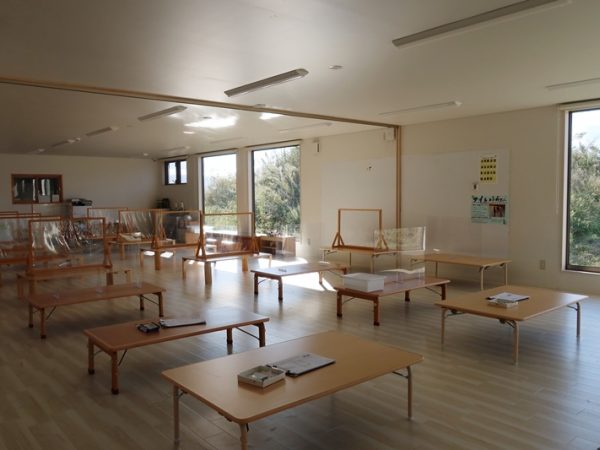 学童、フリースクール時に使う教室。本が置かれたコーナーなどもあった