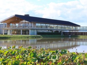 ヤマガタデザインといえばスイデンテラスが有名だが、それだけではない。スイデンテラスと同じく建築家坂茂氏によるキッズドームソライをご紹介しよう