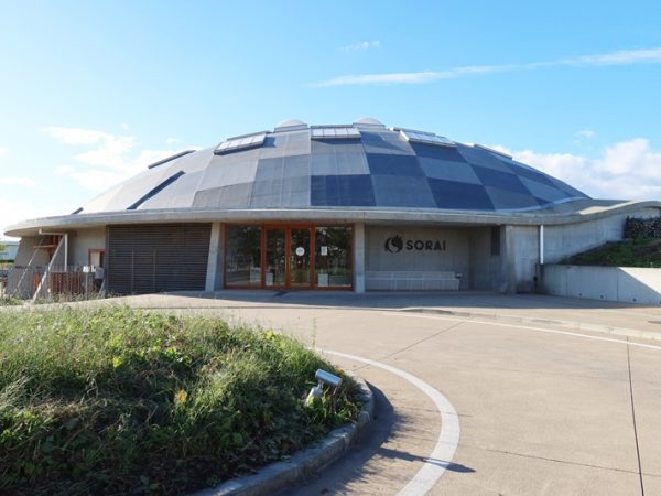 ヤマガタデザインといえばスイデンテラスが有名だが、それだけではない。スイデンテラスと同じく建築家坂茂氏によるキッズドームソライをご紹介しよう