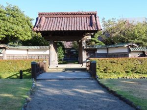 一部とはいえ藩校の建物が残されているのは珍しい例だとか。致道館入り口