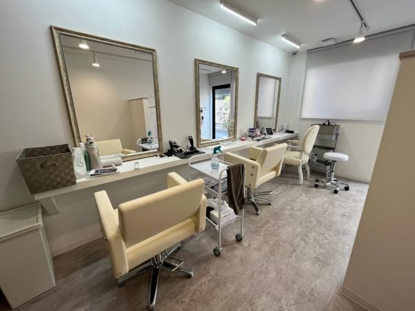 美容室の前には、入居すれば利用できるというINOVE+の告知がある