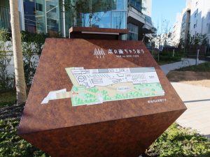 敷地図を見ると建物の細長さが分かる。掲示の奥に庭が伸びている