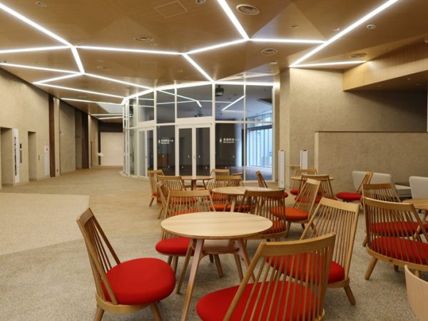 エントランスホールから郷土資料館を見たところ。手前のコーナーはご近所の会社員のランチタイムなどにも使われているそうだ