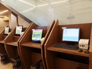 各階に用意された検索、貸出カウンター。図書館も新旧で設備が大きく違うようだ