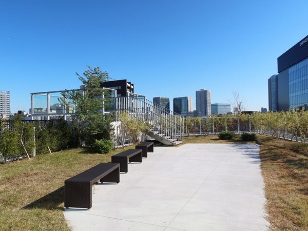 東側の席。テラスにもテーブル、椅子が用意されており、気候のよい季節なら外で読書も楽しい