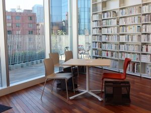 東側の席。テラスにもテーブル、椅子が用意されており、気候のよい季節なら外で読書も楽しい