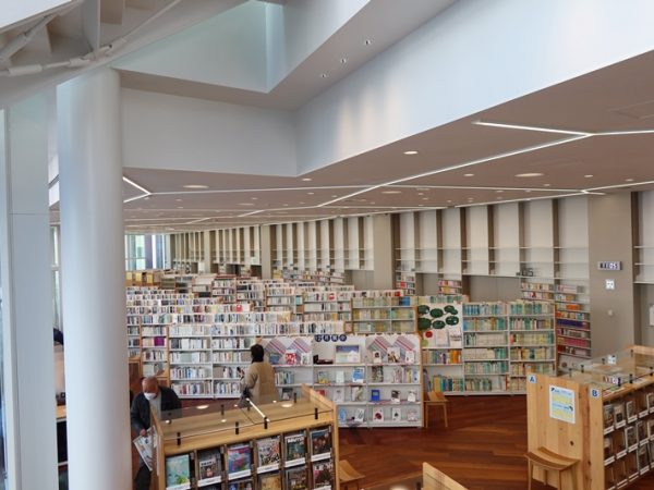 東側の席。テラスにもテーブル、椅子が用意されており、気候のよい季節なら外で読書も楽しい