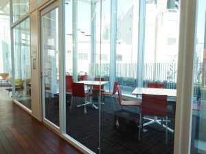 グループ学習室。子どもたちが集まって一緒に宿題をしたり、共同研究をするなどで使われている