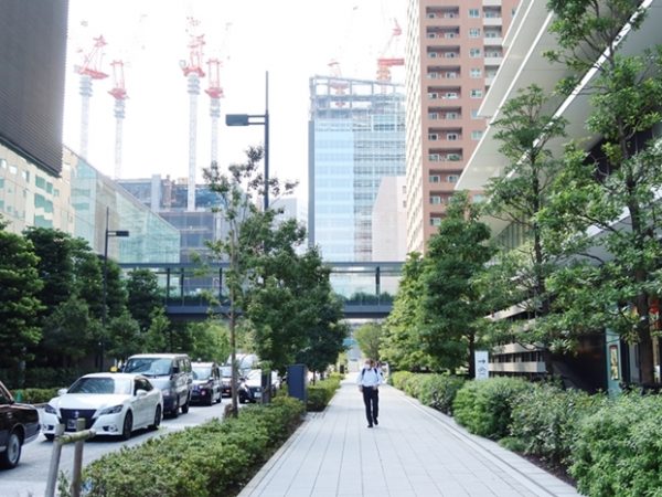 グリーンスプリングス2階の中庭。池や緑、東屋が配されており、散策が楽しい