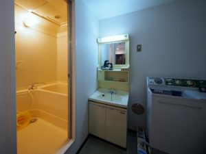 コンバスシリーズの水回り。洗面台やユニットバスは、当時実際に使われていたものである