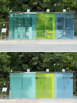 建築家の坂茂さんがデザインした”透明トイレ“は、「代々木深町小公園トイレ」と「はるのおがわコミュニティパーク」の2ヶ所（ともに2020年8月オープン）。写真は「代々木深町小公園トイレ」。外壁のガラスが透明で、トイレに入る前に内部がきれいかどうか、誰かが隠れていないかを確認できる。夜にはライトアップされ、公園を照らす</BR>（撮影：永禮賢、提供：日本財団）</BR>※「代々木深町小公園トイレ」と「はるのおがわコミュニティパークトイレ」は、2022年12月中旬より、ガラス壁の不具合のため、当面は常時、不透明の状態で運用

