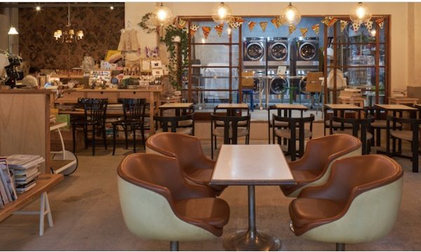 2016年にグランプリを受賞したアーケードハウス（株式会社タムタムデザイン）はシャッター商店街の一室を住宅に変えたもの。明かりがこれからの商店街の希望のように見えた