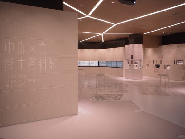 エントランスホールから郷土資料館を見たところ。手前のコーナーはご近所の会社員のランチタイムなどにも使われているそうだ