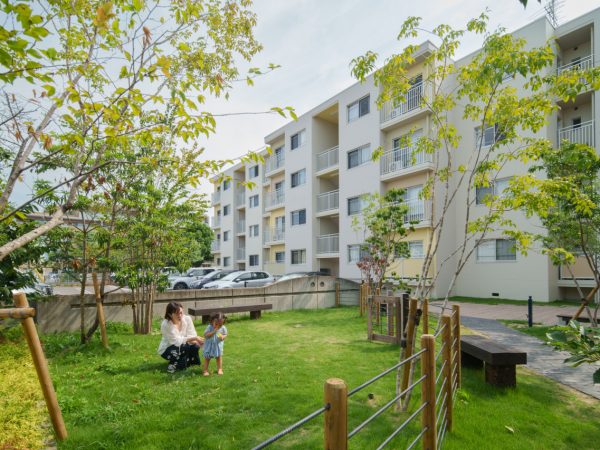 「車庫リノベで薪ストーブのある暮らし」では実家車庫をリノベーション。小さいながらも居心地の良さそうな空間が設えられている