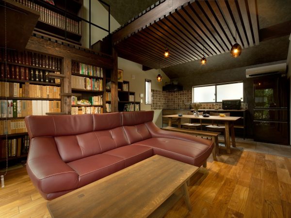 「車庫リノベで薪ストーブのある暮らし」では実家車庫をリノベーション。小さいながらも居心地の良さそうな空間が設えられている