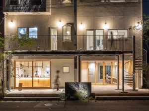 まちの余白リノベーション賞を受賞した「間隙から生活と遊びの間／LifeShareSpace～noma～」（株式会社ネクスト名和）。ぱっと見ただけでは2軒だったことが分からないほど上手に一体化され、魅力的になっている