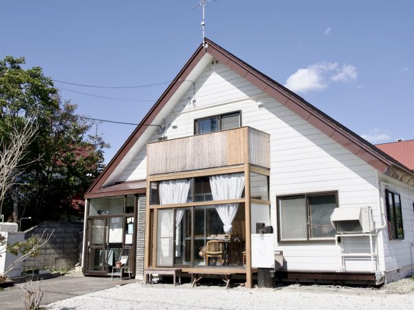 1,000万円未満部門最優秀賞の5羽と1人が住む家室内。2022年にはこれ以外にもペットとの暮らしをテーマにした作品が目立った