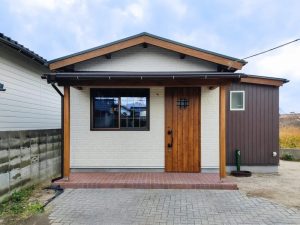 「車庫リノベで薪ストーブのある暮らし」では実家車庫をリノベーション。小さいながらも居心地の良さそうな空間が設えられている