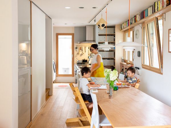 1,000万円未満部門最優秀賞の5羽と1人が住む家室内。2022年にはこれ以外にもペットとの暮らしをテーマにした作品が目立った