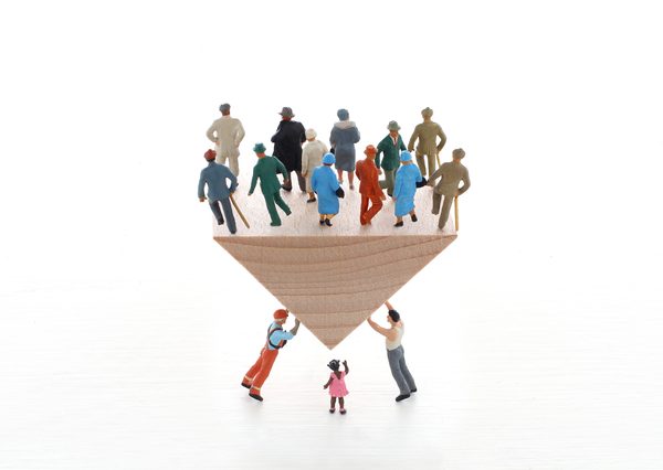 人口構成の違いによる金融政策と住宅価格の関係