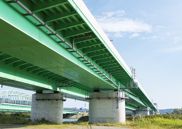 私たちの生活に身近な存在である道路橋やトンネルなどのインフラ。今後も国土交通省や国の対策を見守りたい