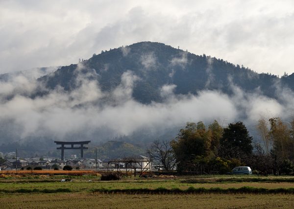 三輪山。山の名前は、麻の糸巻きが三輪だけ残っていたから、と伝えられる