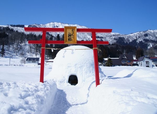 かまくらでつくられた神社