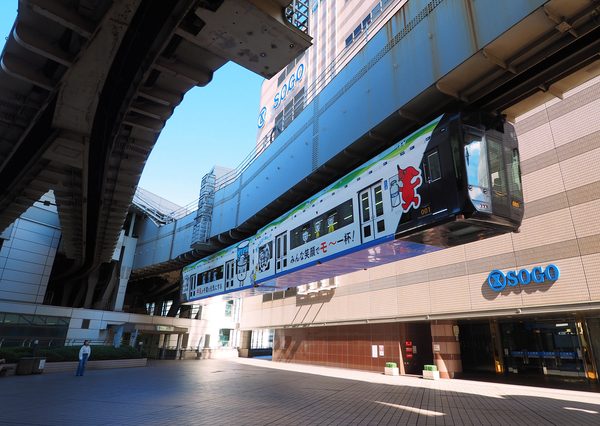京成千葉駅と直結する百貨店の脇を走行する千葉都市モノレール。葭川公園駅や栄町駅からは、再開発も行われている千葉駅周辺へ徒歩でアクセスが可能