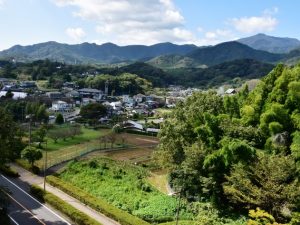 LIFULL HOME'Sが実施した「コロナ禍で住みたい街ランキング」では、神奈川県厚木市の「本厚木」駅が1位に。厚木市内には温泉郷もある