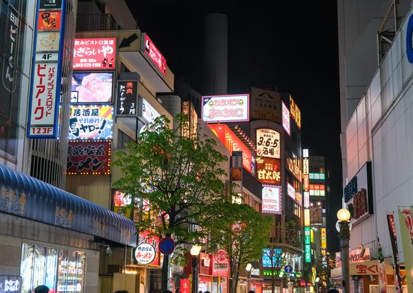 京成千葉駅と直結する百貨店の脇を走行する千葉都市モノレール。葭川公園駅や栄町駅からは、再開発も行われている千葉駅周辺へ徒歩でアクセスが可能