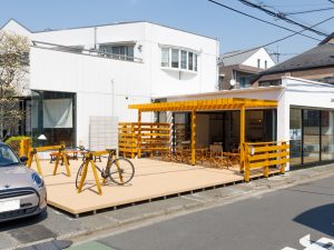 広いウッドデッキがあり、建物と一体として使えるようになっている