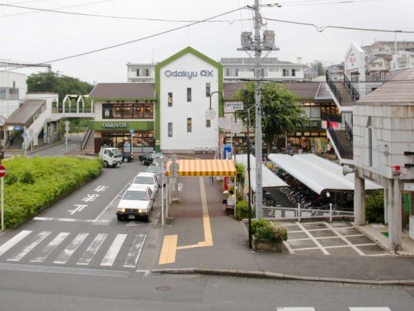 リノベーション前の座間駅前。駐輪場があるあたりが「ざまにわ」になり、左側にある緑のあたりに駐輪場を移設した