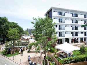 活気を取り戻した「ホシノタニ団地」。座間市の子育て支援センターや喫茶店などがあり、住人でなくても気軽に行き来できる。サポート付き貸し菜園は住人以外の利用者が多数