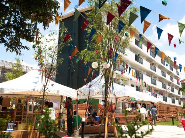 活気を取り戻した「ホシノタニ団地」。座間市の子育て支援センターや喫茶店などがあり、住人でなくても気軽に行き来できる。サポート付き貸し菜園は住人以外の利用者が多数