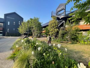 座間駅前の「ざまにわ」。緑が美しい、ベンチがあり気軽に休める「人が集う庭に」