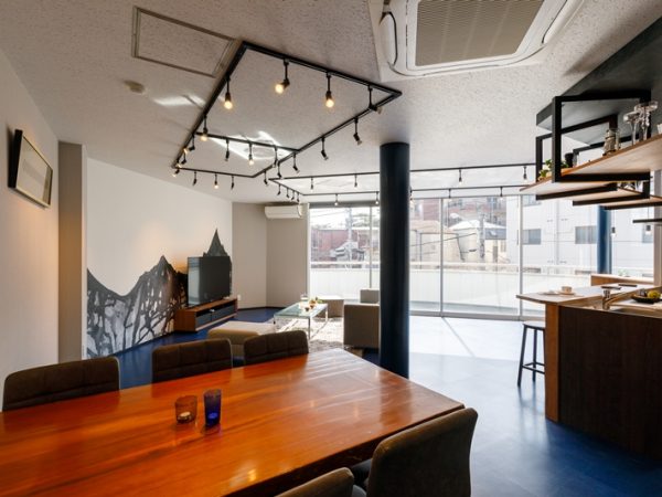 家庭的な雰囲気の玄関。もともとがわが家を離れていても寛げるようにと作られた場所だったためだ