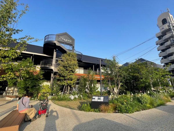 リノベーション前の座間駅前。駐輪場があるあたりが「ざまにわ」になり、左側にある緑のあたりに駐輪場を移設した