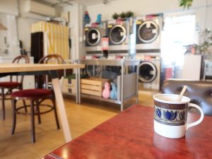 ゆったりとお茶などが楽しめる「喫茶ランドリー」の内部。取材時に2人いたスタッフのうち一人は「ホシノタニ団地」の住人だった。もともとは店に通っていたお客さまで、雰囲気のよさからスタッフになったそう