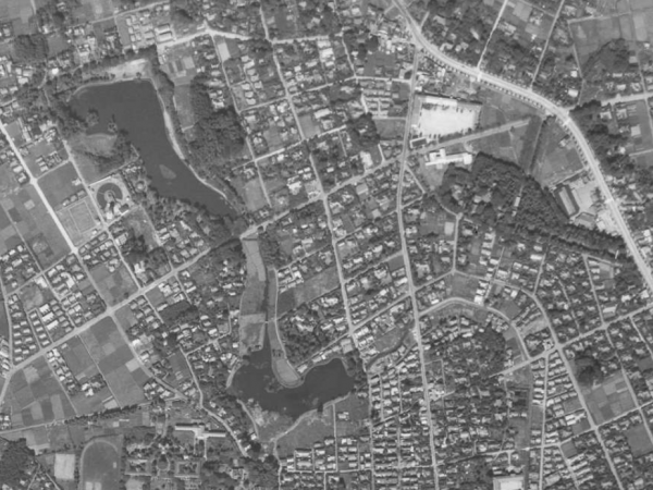 指定された当初の善福寺風致地区。八幡神社の南に同潤会勤め人向け分譲住宅地が、善福寺池の下の池の南東部には同潤会普通住宅地がつくられた。現在の風致地区の範囲は前掲の写真参照。出所：東京府風致地区協会聯合会『皇都勝景』1942