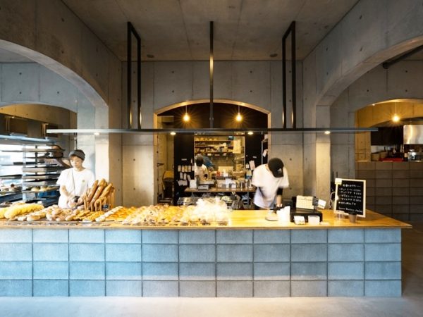 1階にはベーカリー、カフェが入っている。取材時も朝から次々に人が訪れ、人気ぶりがうかがえた