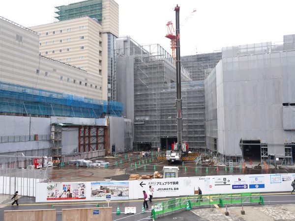 開発真っ最中の新駅ビルの様子。撮影日：2023年2月7日
