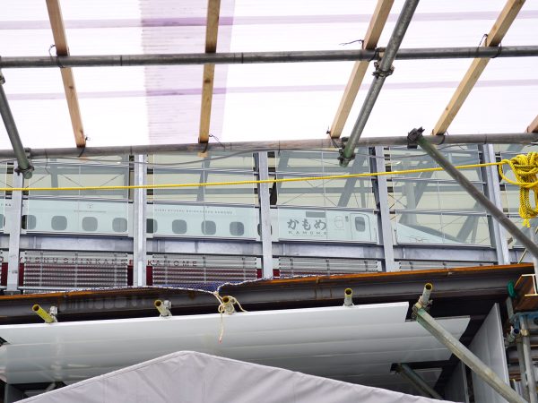 左側に在来線、右側に新幹線が停車する。明るく開放的なホーム空間