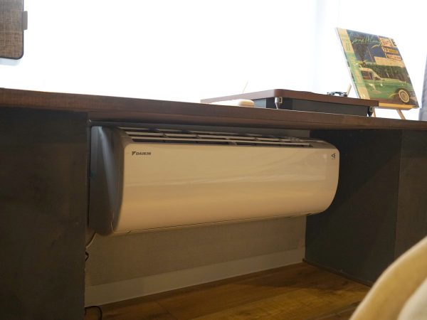 長崎坂宿ひとまの内装。天井の梁が木造住宅であることを彷彿とさせる