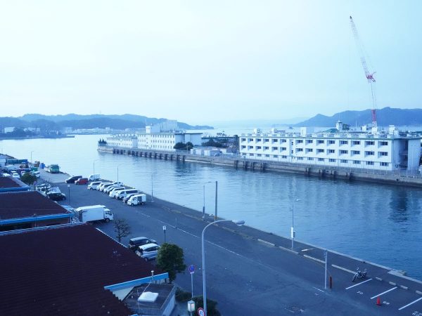 「RE SORT」の前にある佐世保朝市の会場。提供：RE SORT