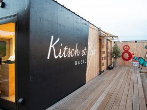 「EIGHT TRAILER」を使用したショップ。ハンバーガーショップやワッフル、コーヒースタンドなど8店舗が並ぶ