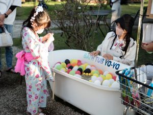 地域の祭りをイメージした「ENNICHI」。昔ながらのアナログなゲームは大人も子どもも盛り上がる